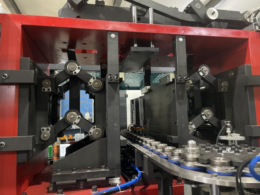 PET bottle blowing machine mold opening and closing